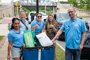 Wilkes staff helps new students move in 